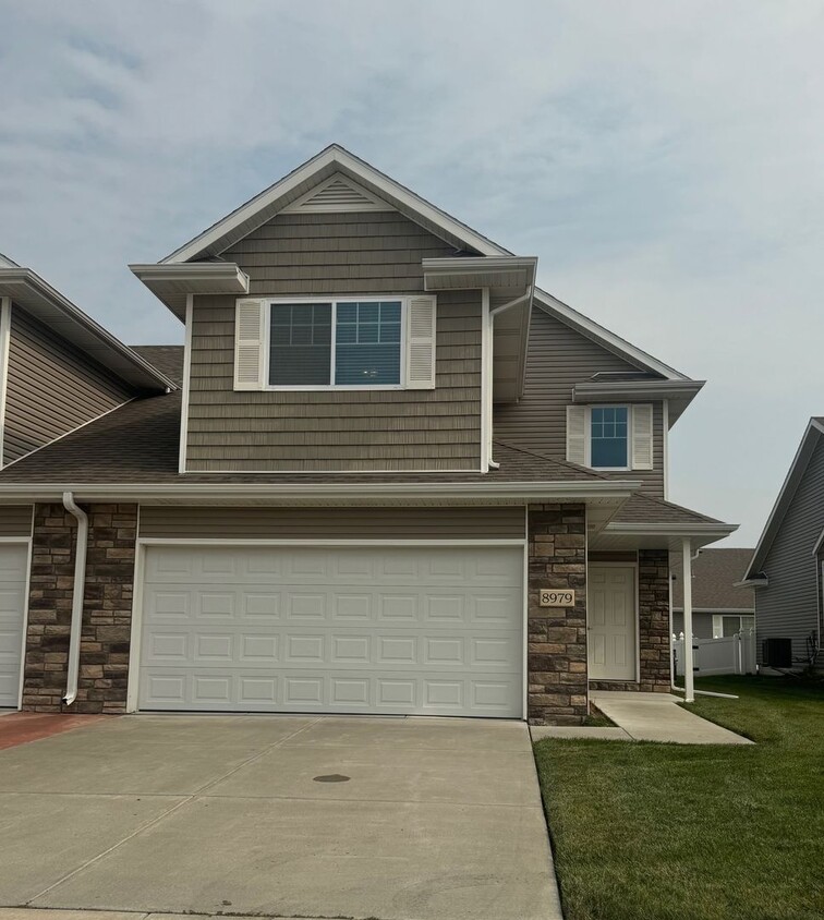 Primary Photo - Spacious 3-Bedroom Townhome in Prairie Vil...