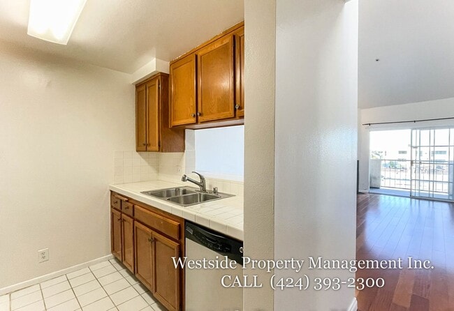Building Photo - Mar Vista Upper 3Bd/2.5BA Multi-Level Condo