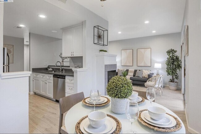 Foto del edificio - 7595 Canyon Meadows Cir
