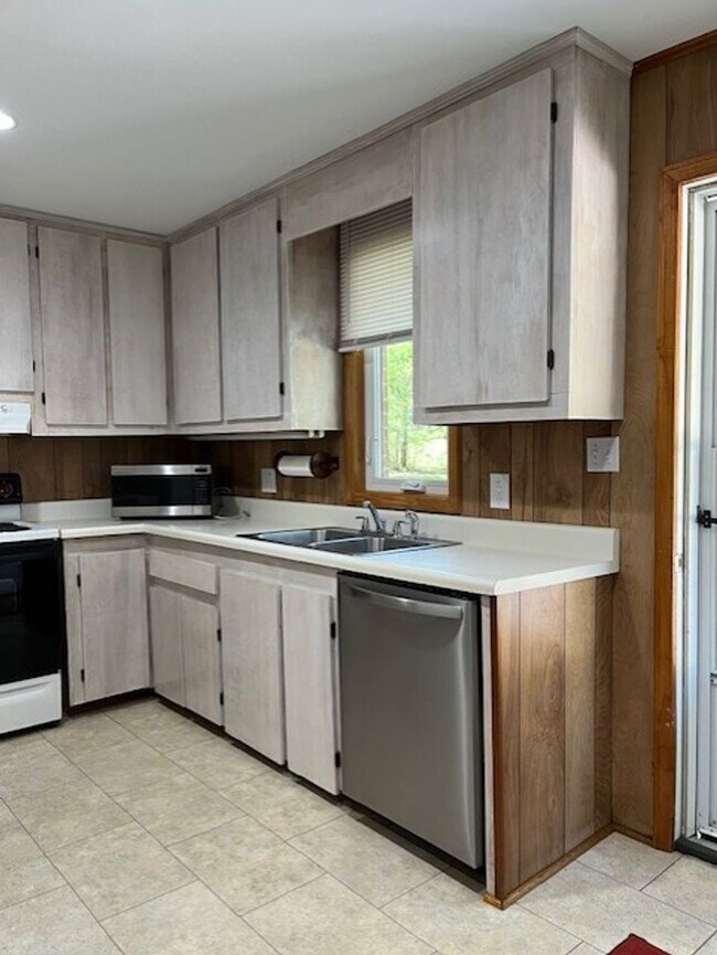 Building Photo - Peaceful Country Living on 2 Acres – 2BR Home in Chester