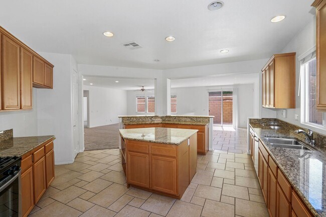 Building Photo - Gorgeous, 4 BD+Bonus Loft, 3 BA and 3 car ...