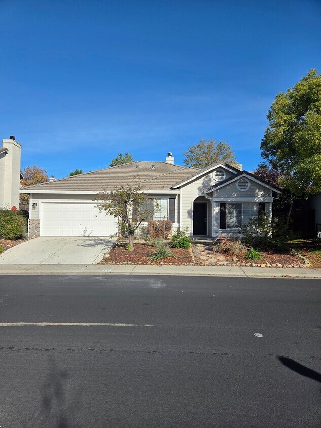 Primary Photo - Cobble Hills Community - 3 Bdrm, 2 Bath