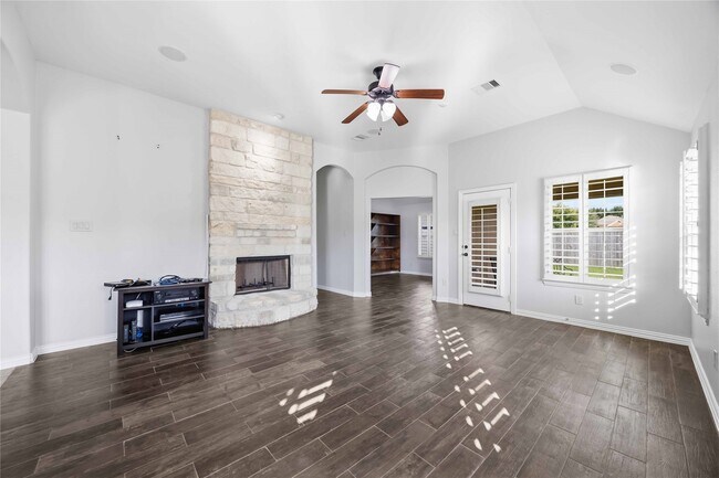 Building Photo - 601 Dunlavy Ln