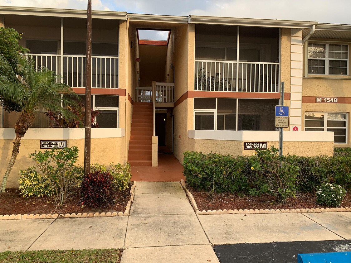 Primary Photo - 1548 SE Royal Green Cir