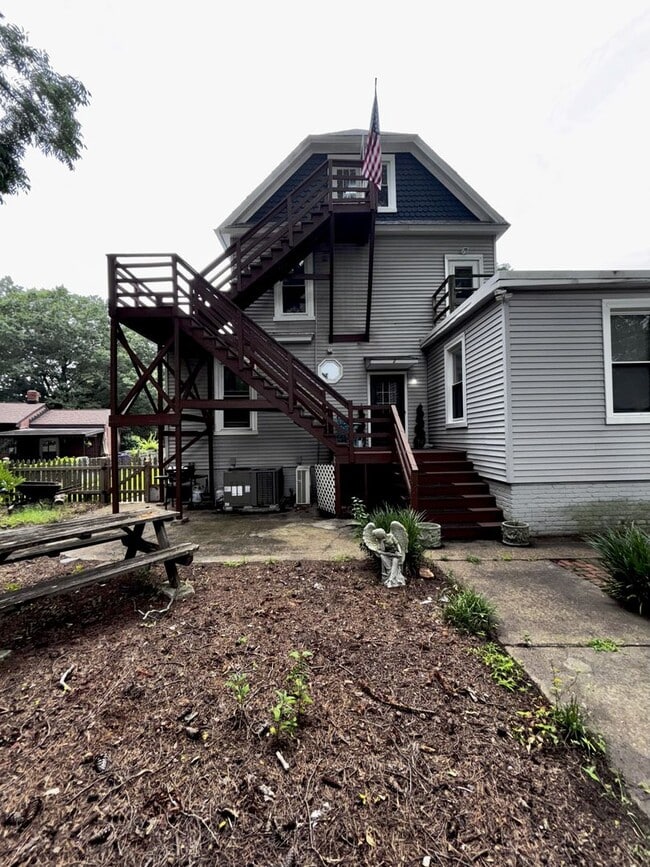 Building Photo - Charming 2-Bedroom Apartment with River Views