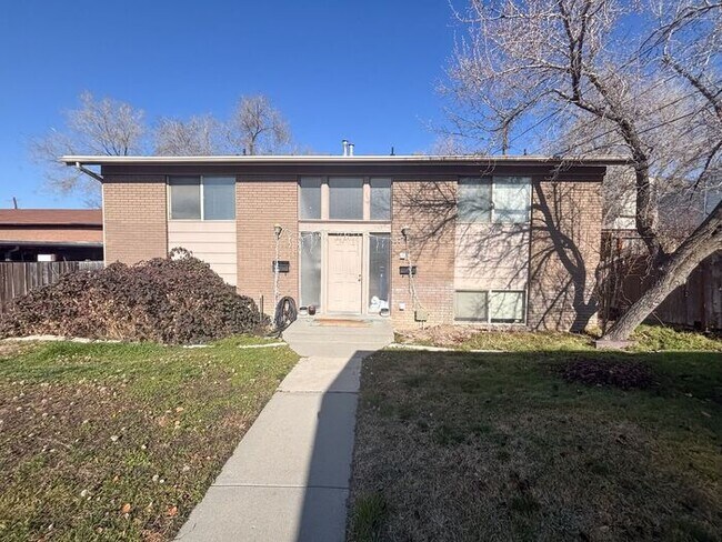 Foto del edificio - Cozy 2BR 1BA Home w/ Fireplace + 1 Car Garage + Fenced Yard in Sugar House