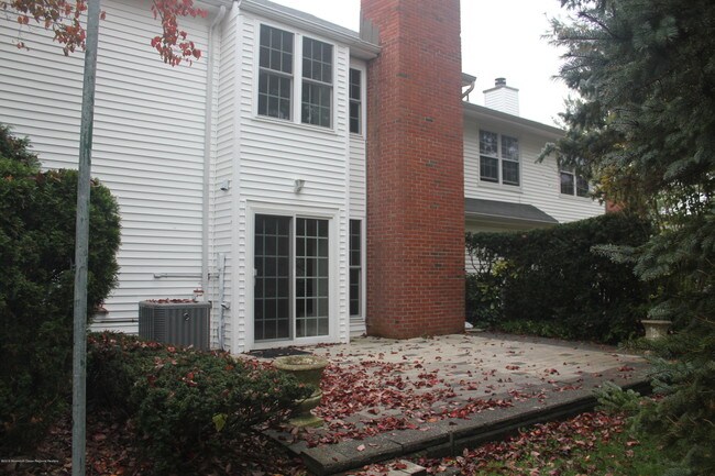 Foto del edificio - 74 Maple Dr