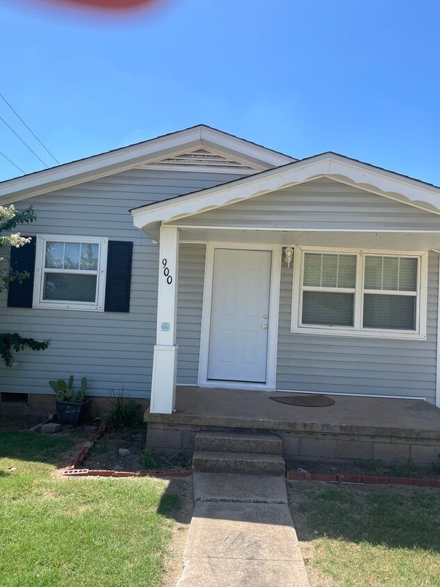 Foto principal - 900 N University Blvd