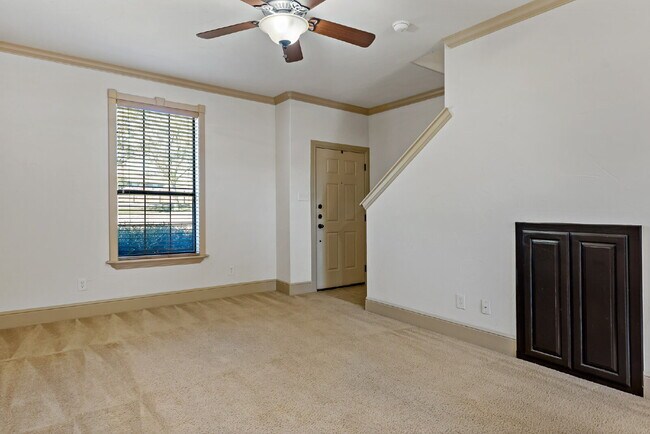 Building Photo - "Charming 2-Bedroom Condo Retreat in Sanger with Modern Comforts!"