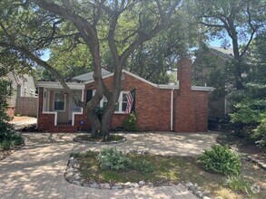 Building Photo - 2703 Poinciana Dr