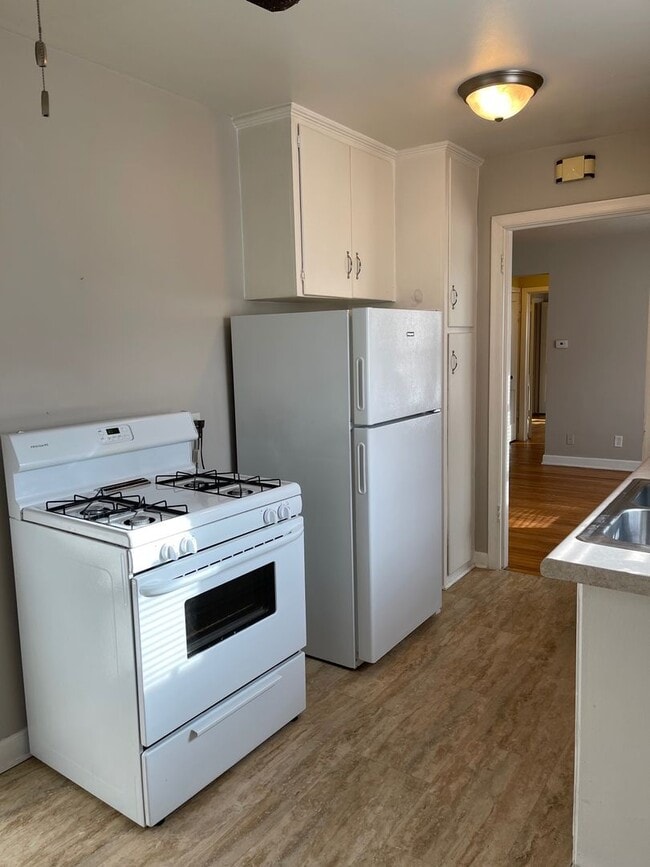 Building Photo - Dundee Village Rentals (820 N 46th St)