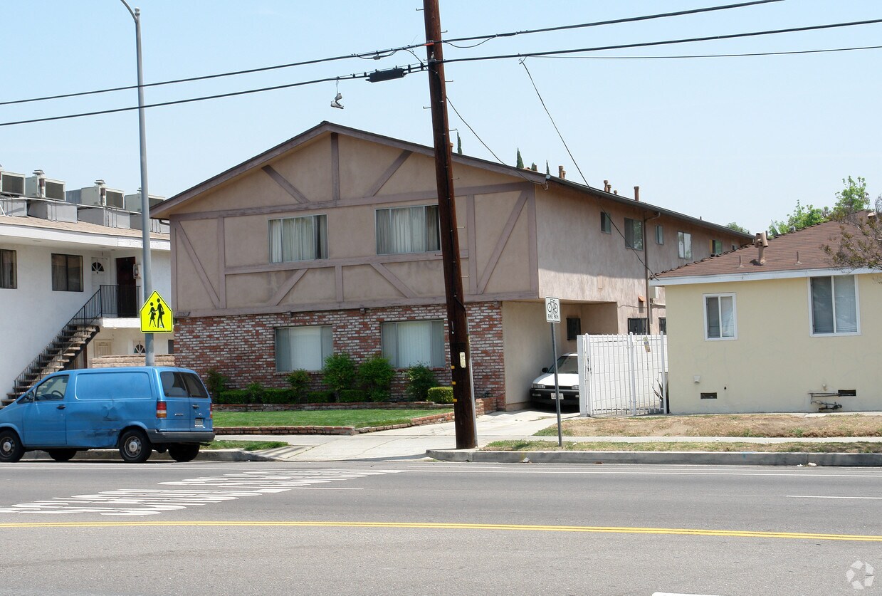 Foto del edificio - 6850 Woodley Ave