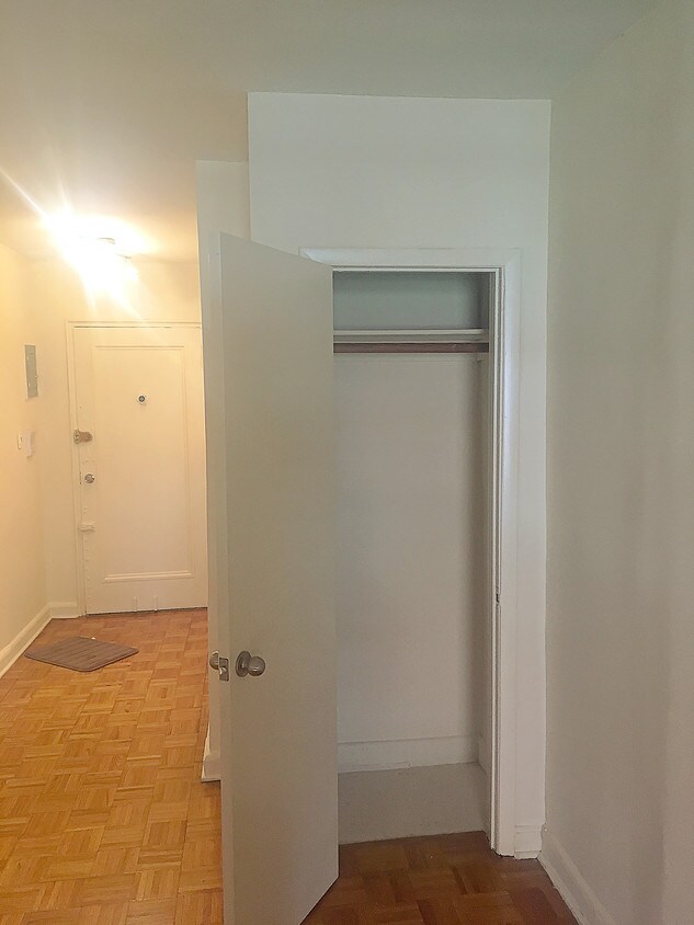 closet - 221 W 22nd St