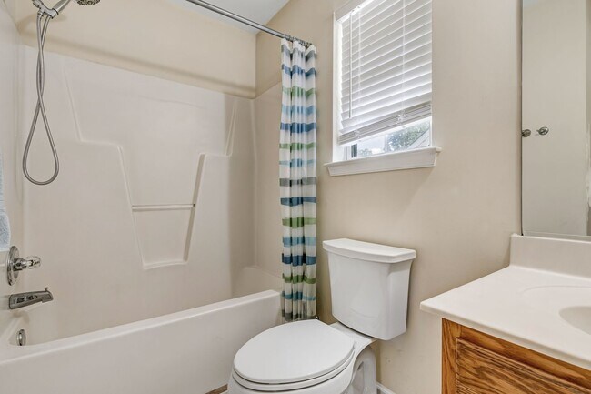 Foto del edificio - Call Sabrina Thomas at 757-767-0767 for more information