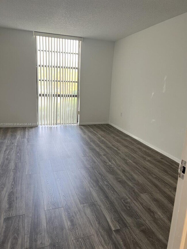 Foto del edificio - 16950 W Dixie Hwy
