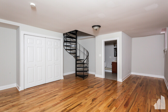 Building Photo - 815 W Cornelia Ave