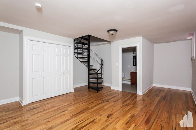 Building Photo - 815 W Cornelia Ave
