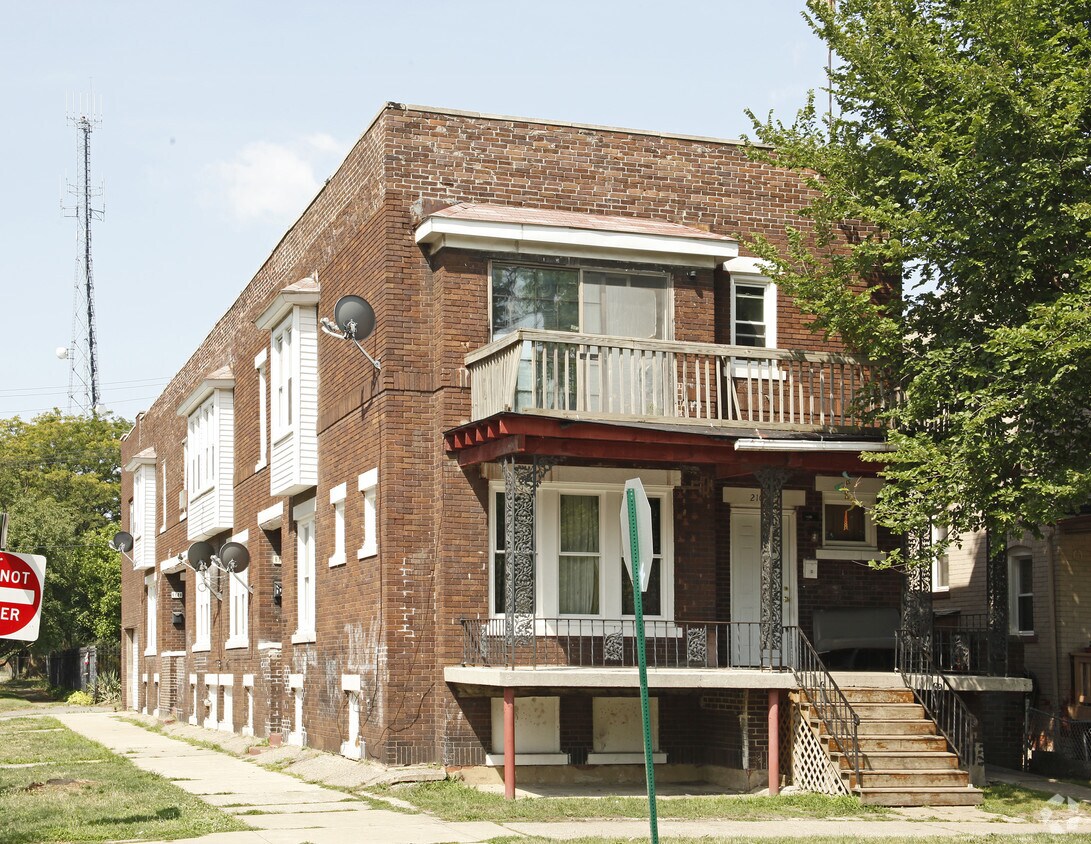 Primary Photo - 2105 Military St