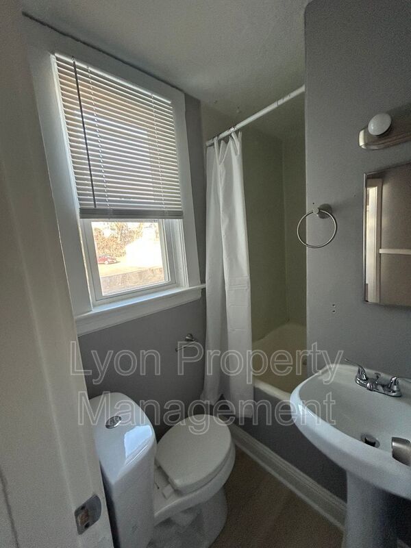 Building Photo - 230 W School St