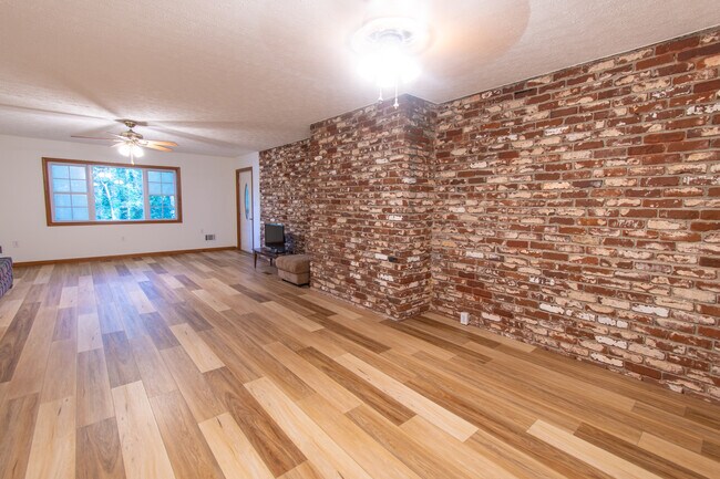 Sala de estar - 4747 Knollwood Dr NW