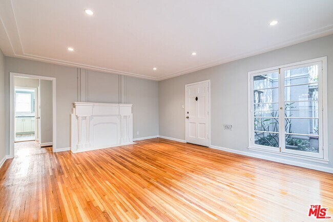 Foto del edificio - 726 1/2 N Edinburgh Ave