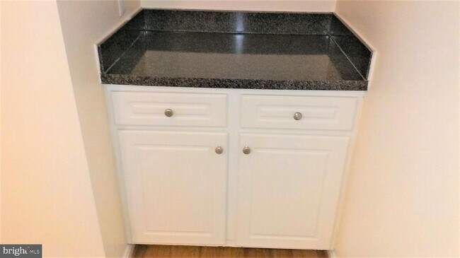 Foto del edificio - 8203 Whispering Oaks Way