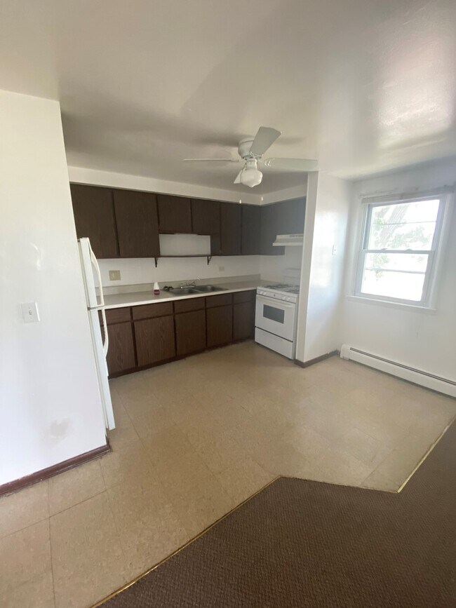 Building Photo - 1627 Woodbine Dr