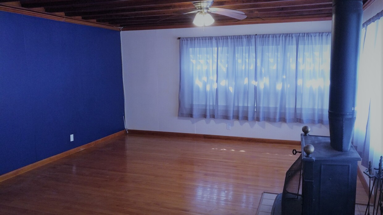 Large living room w hard wood floor and large storage closetwood floor and beamed ceiling. - 1946 Lincoln St