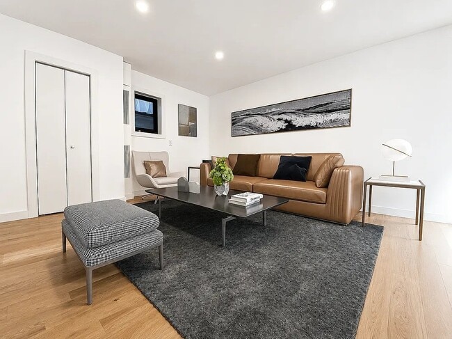 Building Photo - 406 W 39th St