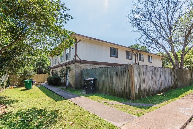 Building Photo - 8811 Carousel Ln