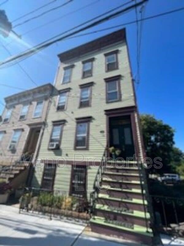 Building Photo - 72 Park Ave