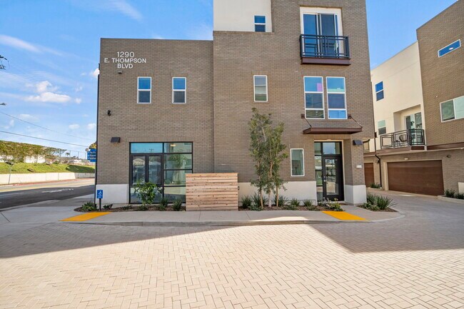 Side view - 1290 E Thompson Blvd