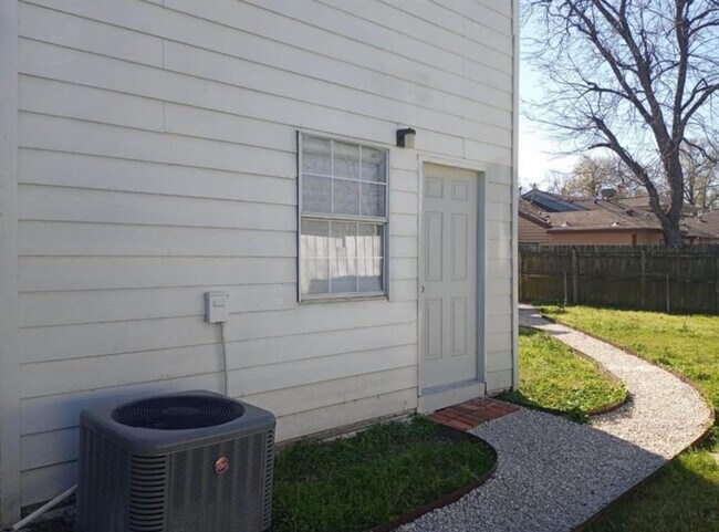 Foto del edificio - 6414 Crestridge St