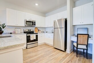 Building Photo - Mid-town Row