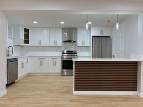 Building Photo - 716 11TH St