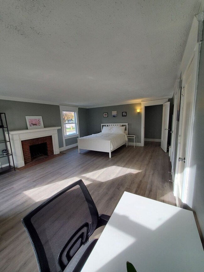 Over-sized bedroom - 4625 Harrison St