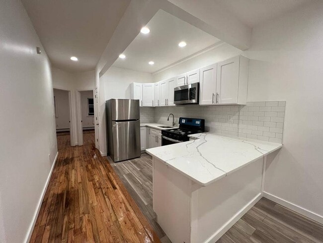 $3000 A MONTH - 444 E 136th St