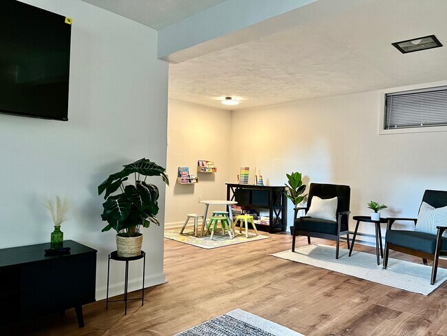 Building Photo - 1042 Skyview Dr