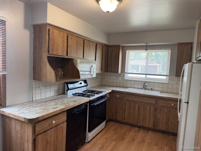 Foto del edificio - 24755 Trombley St