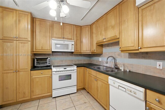 Foto del edificio - 3850 Oaks Clubhouse Dr