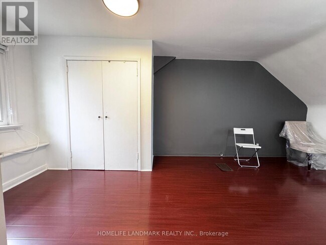 Photo du bâtiment - 121 Bishop Ave