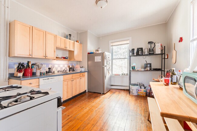 Photo - 394 Centre St House