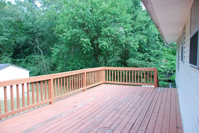 Building Photo - Three bedroom home in a quiet neighborhood!