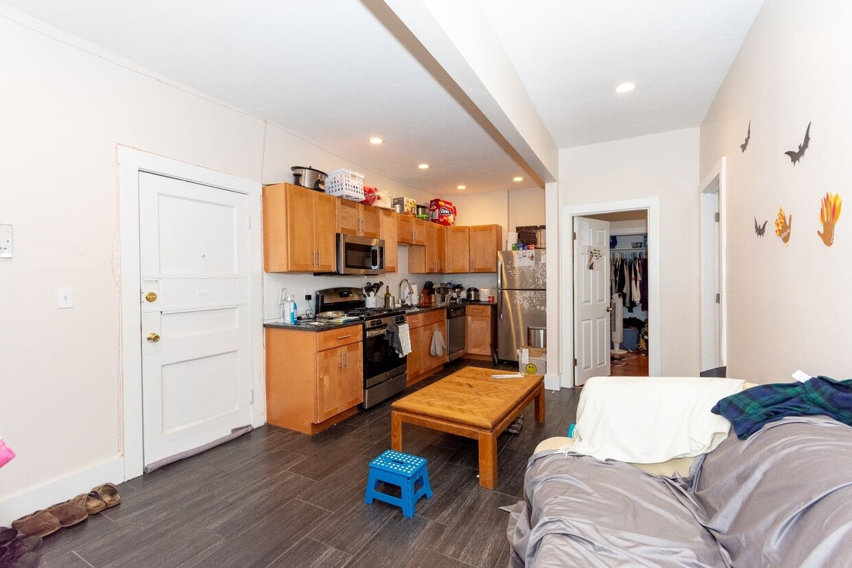 Gorgeous new four bedroom, Stainless steel kitchen, granite counter tops. - Gorgeous new four bedroom, Stainless steel kitchen, granite counter tops.