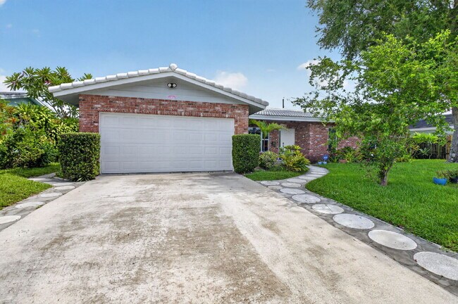 Building Photo - "Spacious & Renovated 4-Bed Oasis with Pool in Boca Raton - 2136 Sq Ft of Elegance!"