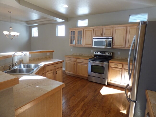 Building Photo - 4 Bed/4 Bath Beautiful Home with Newly Fin...