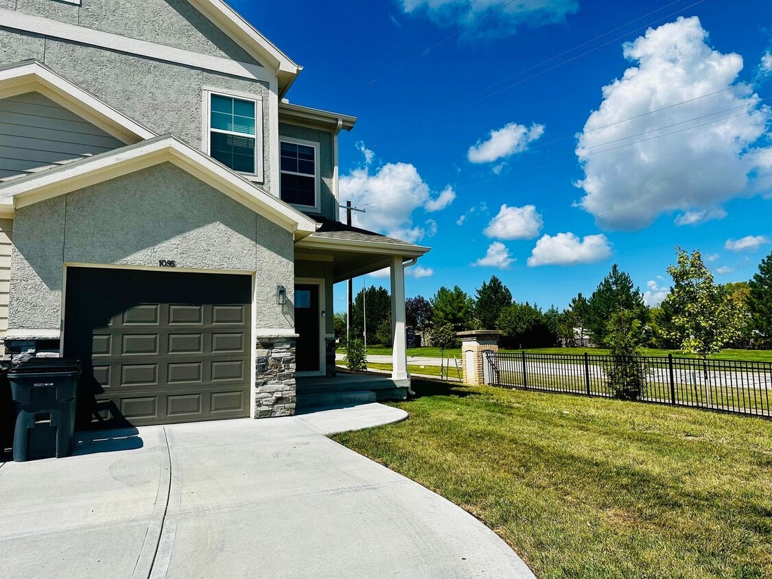 Primary Photo - {1095} Modern Townhome Available Immediate...