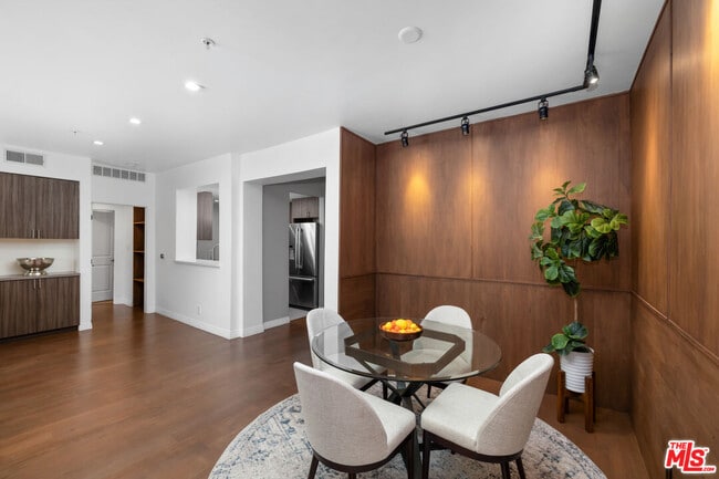 Building Photo - 930 N Doheny Dr