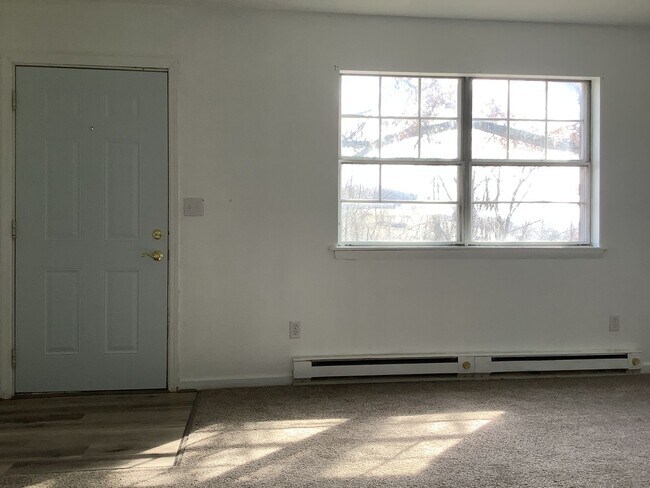 Building Photo - Newly Renovated - 3 Bed/2 Bath Townhouse -...