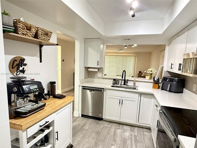 Building Photo - 300 Promenade Dr